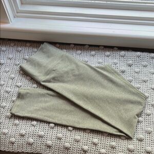 Vuori Pistachio Heather Clean Elevation Leggings - like new condition